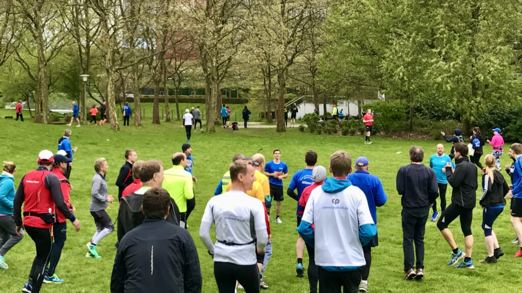 Gruppentraining bei Lunge Hamburg: Läuferinnen und Läufer üben gemeinsam Lauftechnik und Koordination im Outdoor-Training – professionelles Coaching für effizienten Laufstil und Verletzungsprävention mit Boie-Sports.