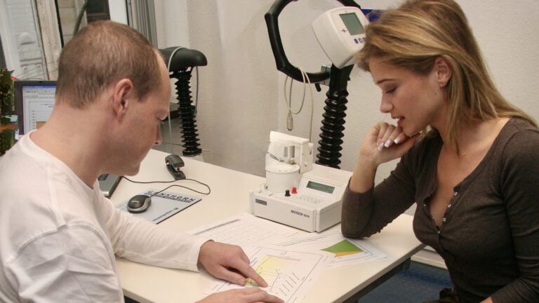Individueller Trainingsplan bei Boie-Sports: Sportwissenschaftler bespricht mit Kundin die Ergebnisse der Leistungsdiagnostik und erstellt einen personalisierten Trainingsplan für Gesundheit, Ausdauer und sportliche Ziele