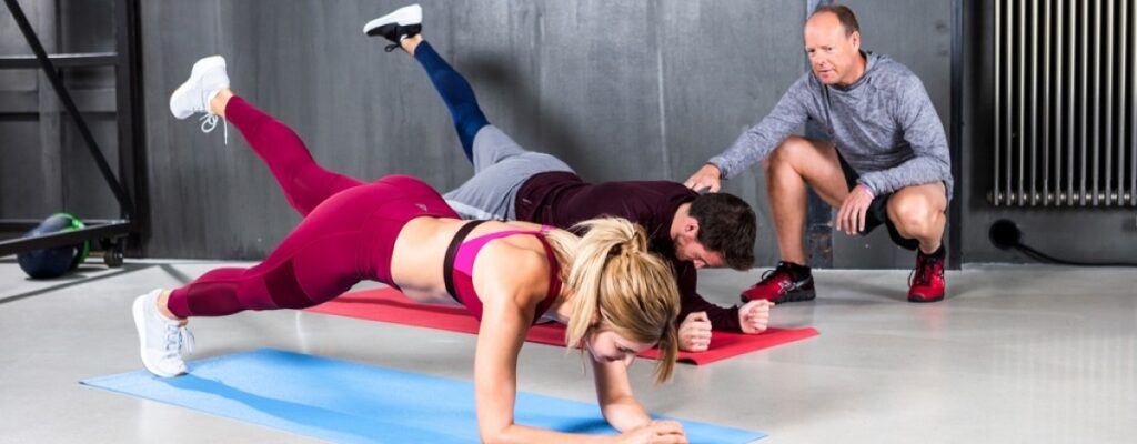 Personal Training in Hamburg: Athletin und Athlet beim Core- und Stabilitätstraining in der Plank-Übung, angeleitet durch Boie-Sports Trainer – funktionelles Training für Ausdauer, Kraft und Verletzungsprävention