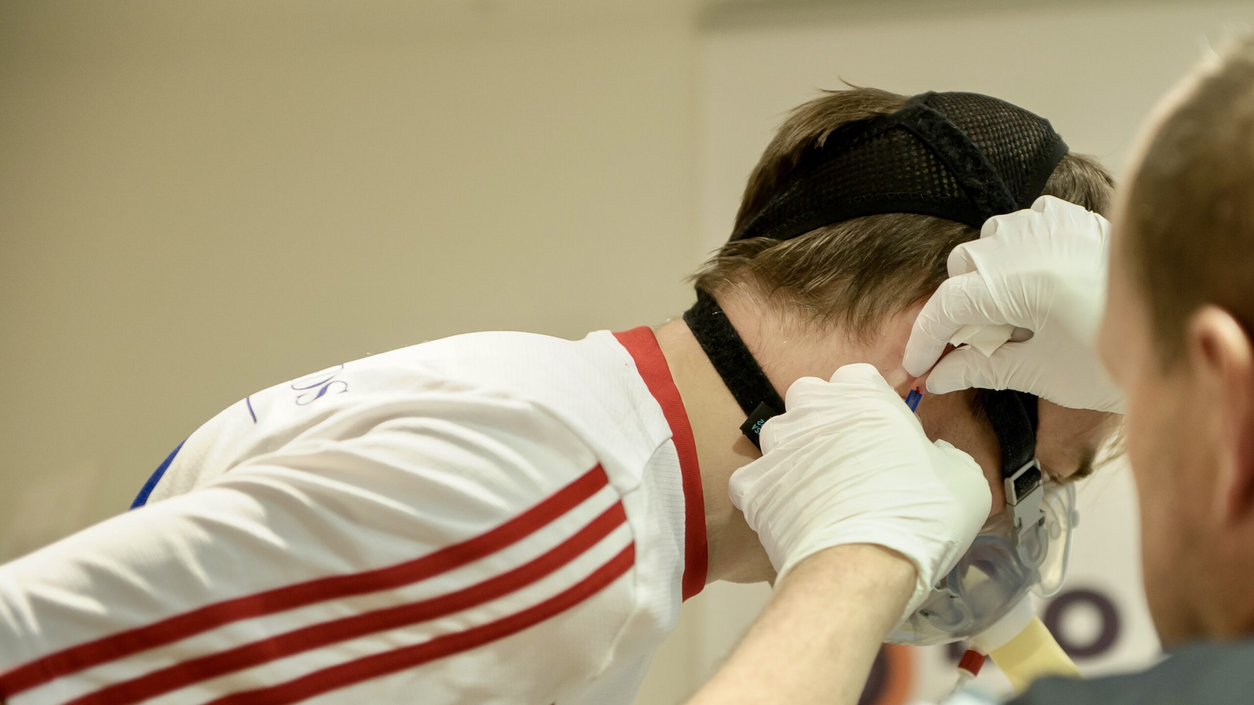 Sportler auf dem Laufband bei einer Leistungsdiagnostik – Analyse von VO₂max, VLamax und Trainingszonen.