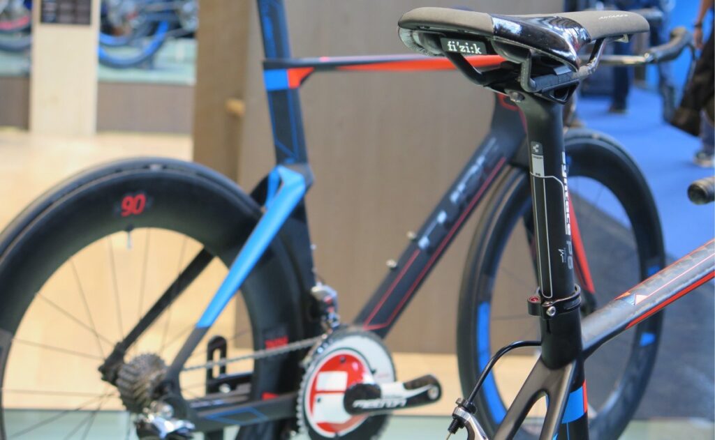 Zu sehen ist ein Rennradsattel im Bikefitting in Hamburg, es wird eine individuelle Anpassung der Sitzposition von Rennrad, Triathlon- und Zeitfahrrad durchgeführt.